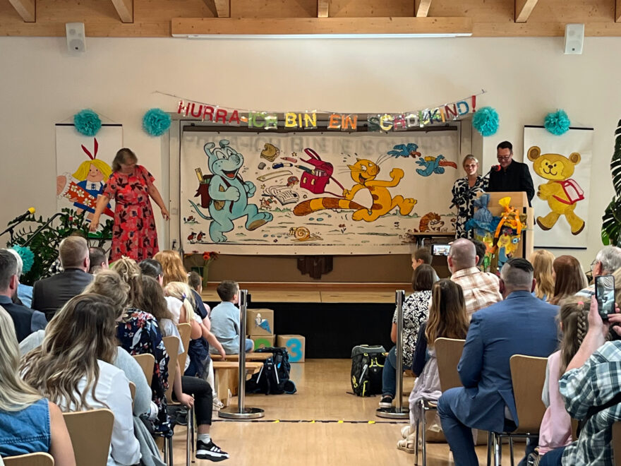 Kinder gehen in die Schule
